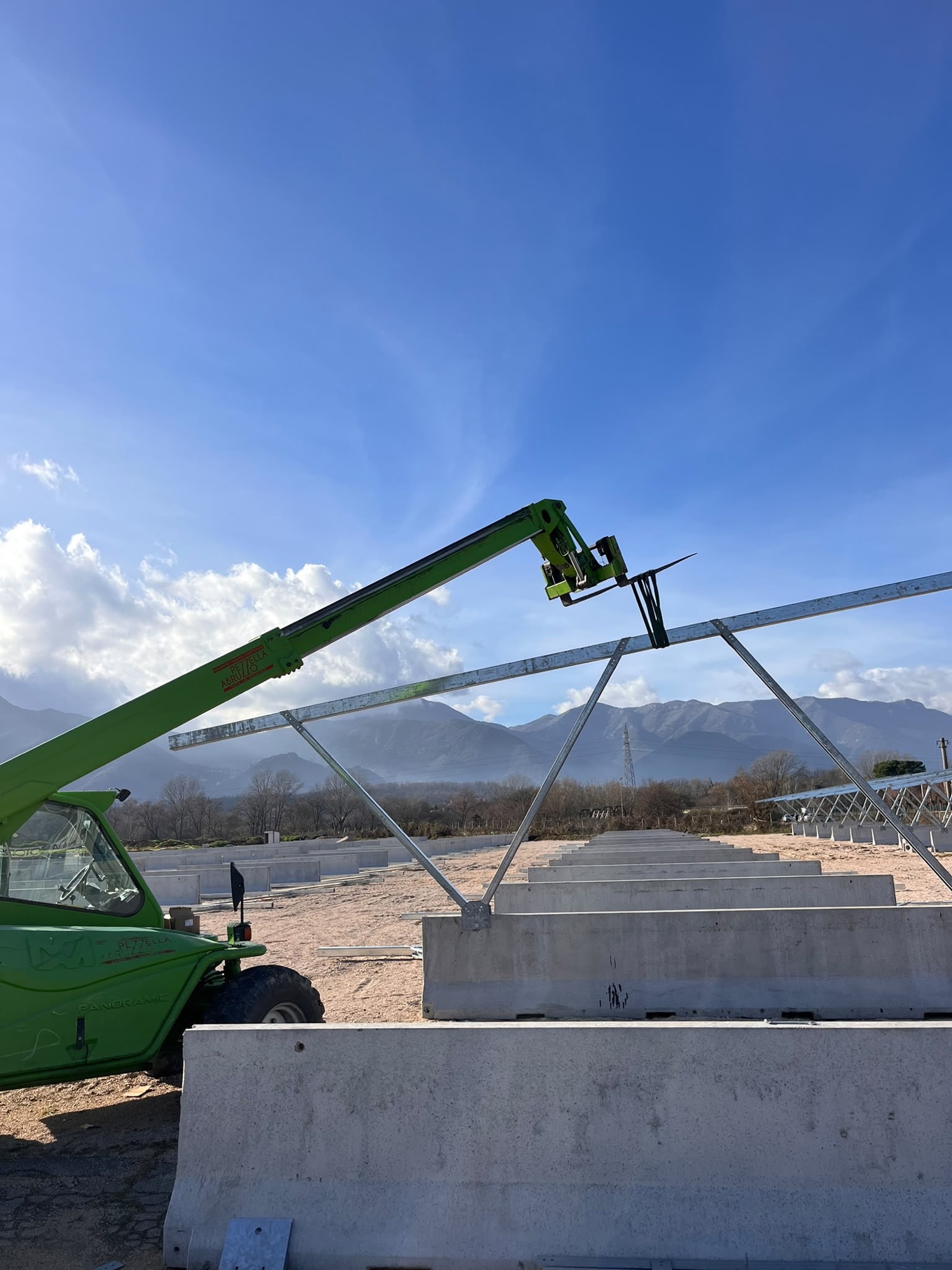 Cantiere Solar Service: montaggio delle strutture di un impianto a terra