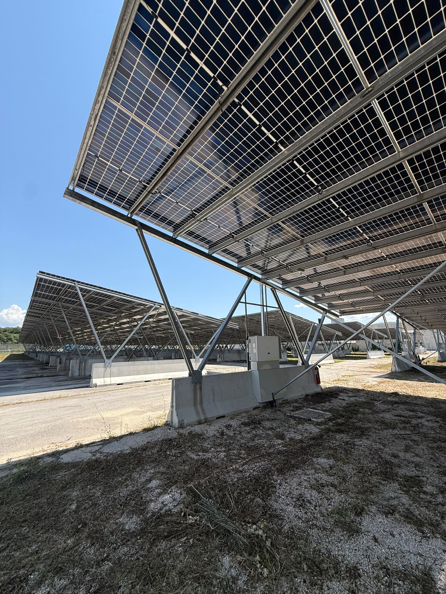 Moduli fotovoltaici bifacciali di un impianto Solar Service