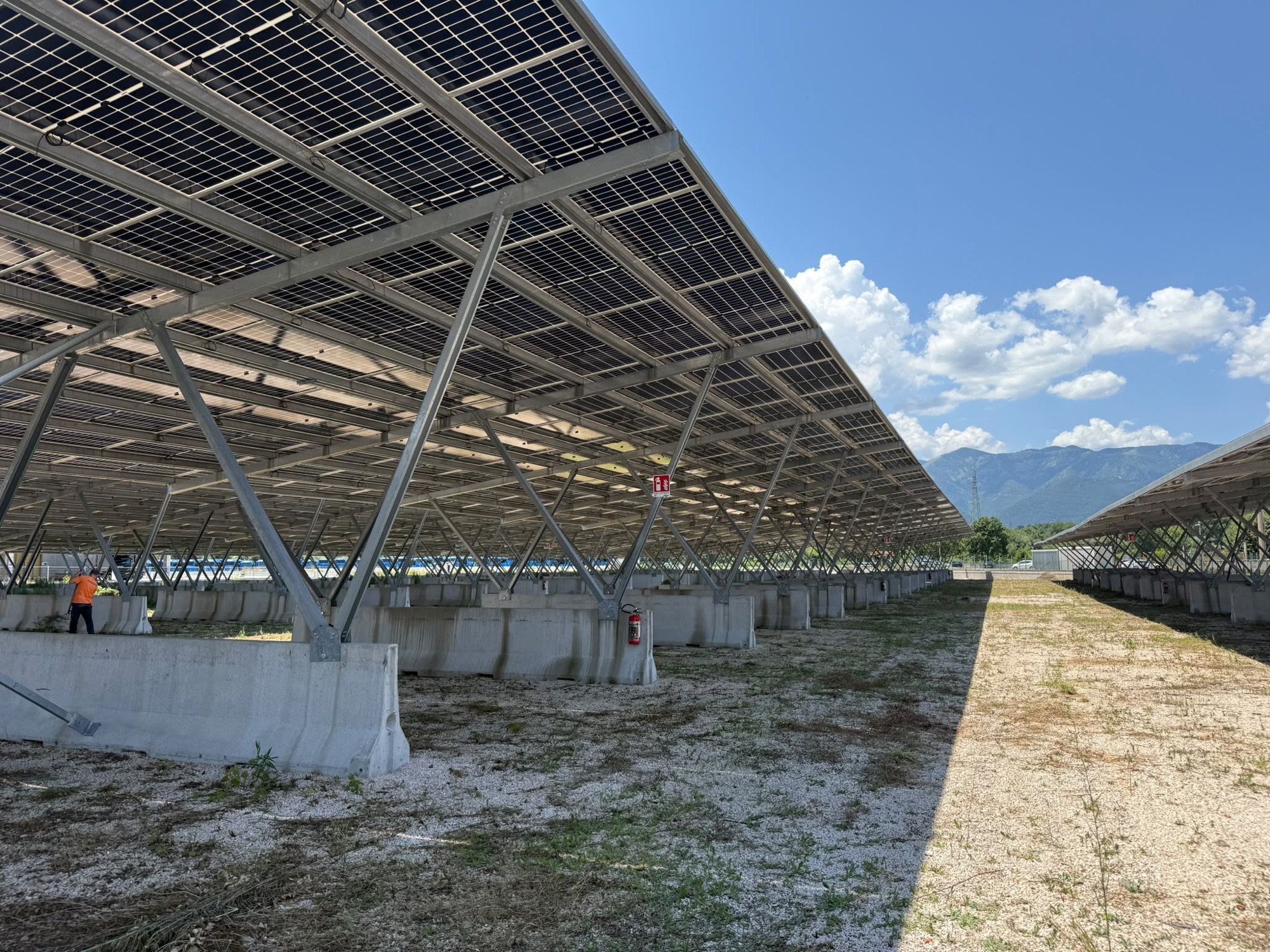 Operatore al lavoro sotto le strutture di un impianto Solar Service