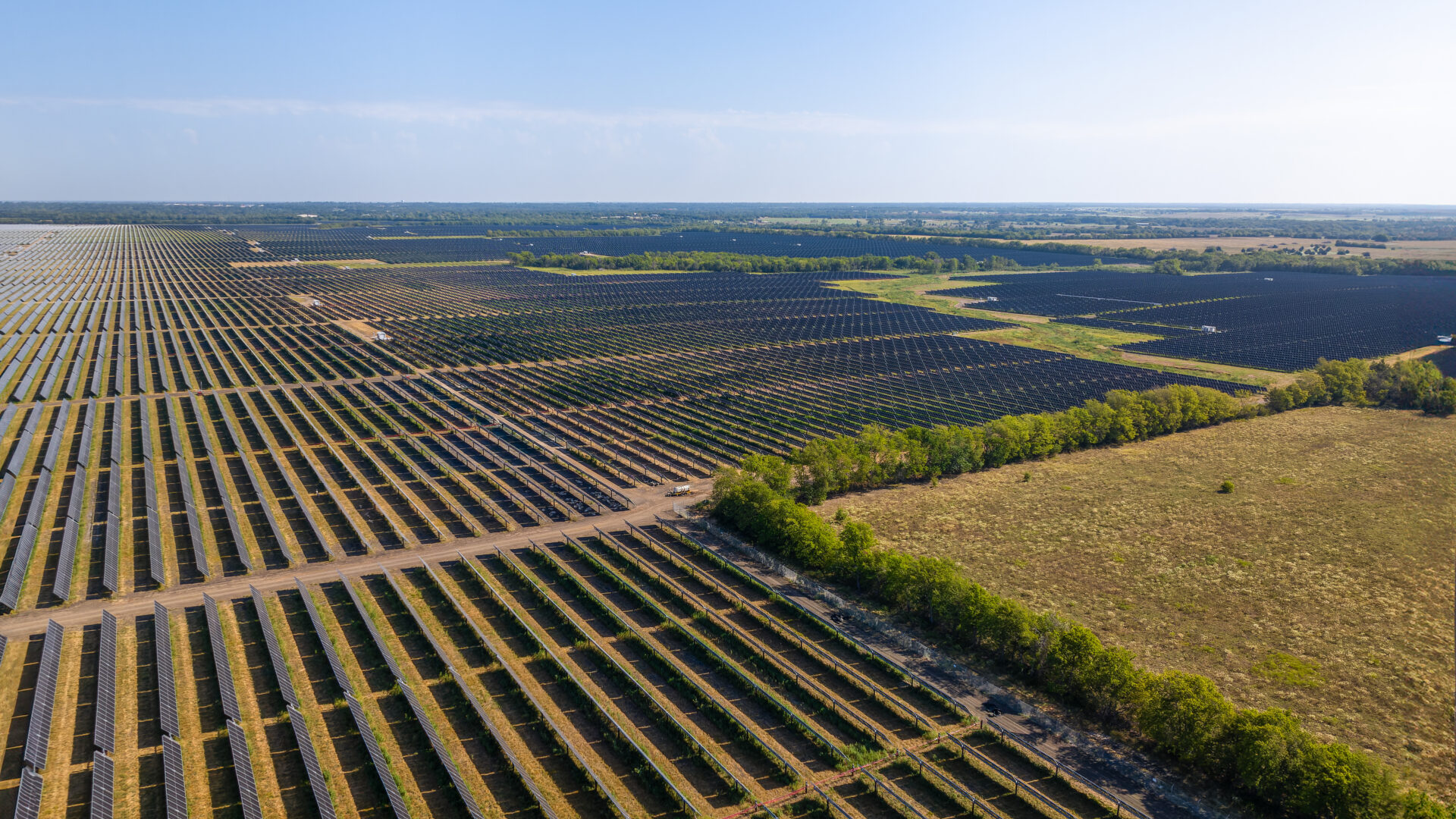 Impianto fotovoltaico industriale, vista aerea