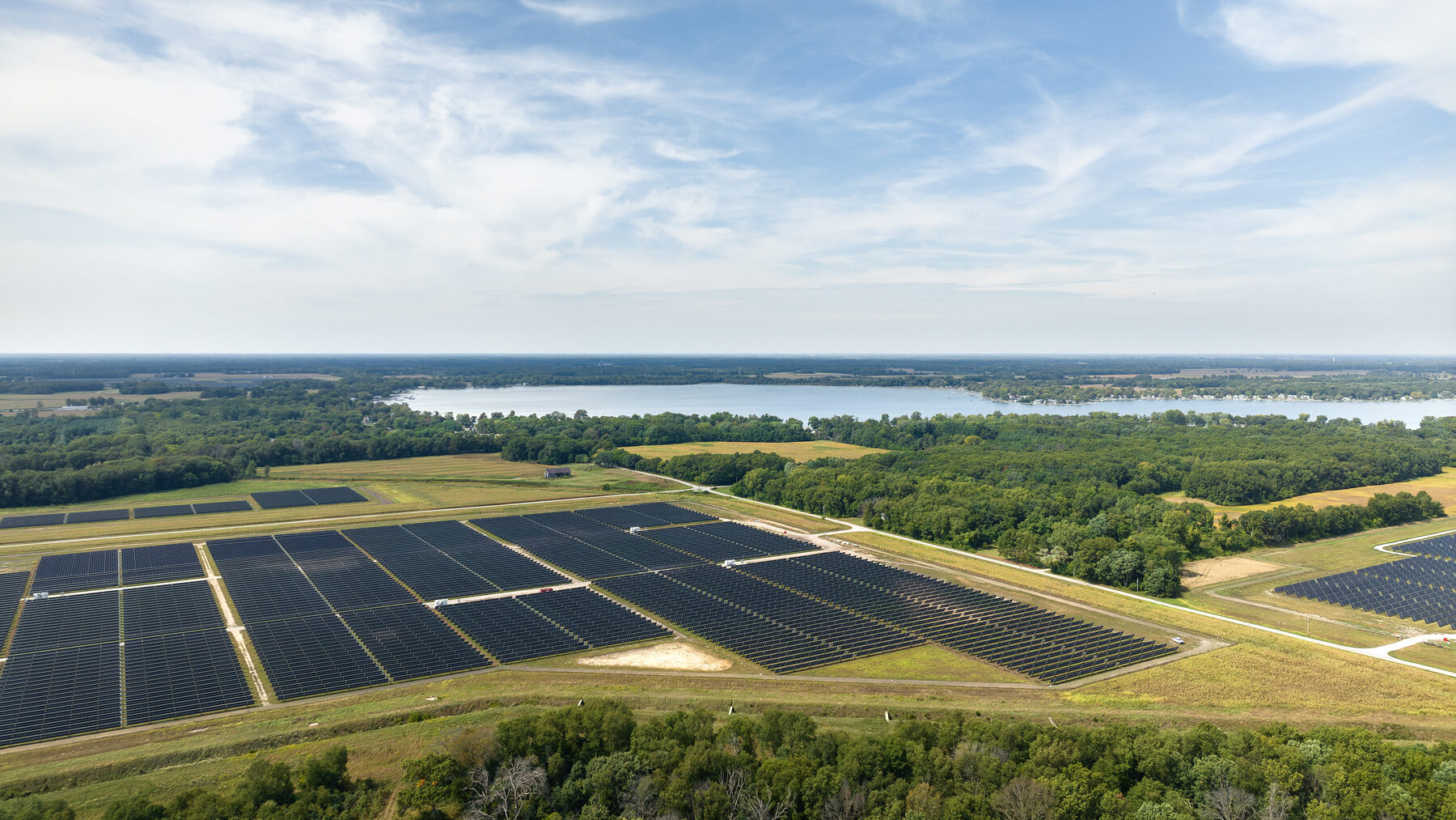 Impianto fotovoltaico industriale, vista aerea