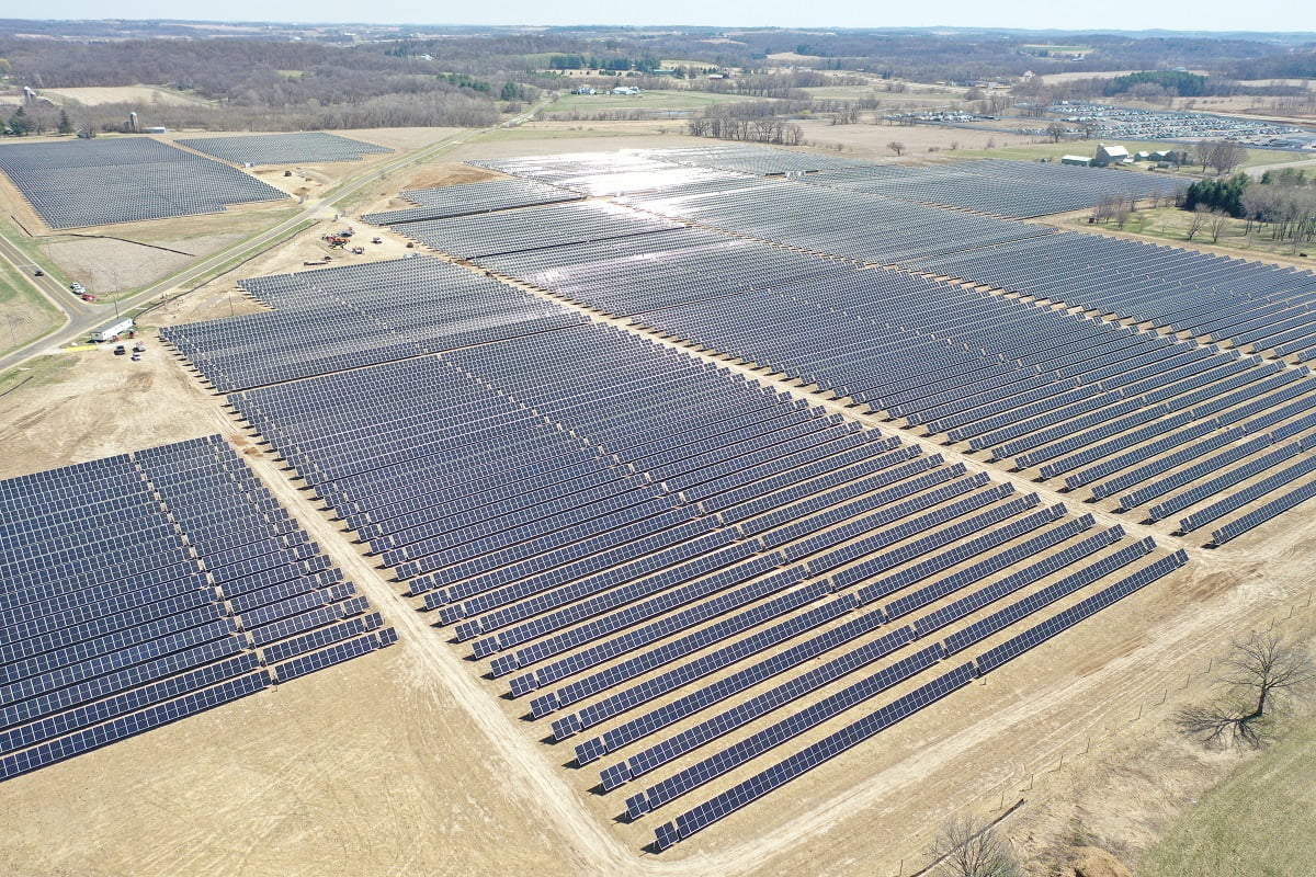 Impianto fotovoltaico industriale, vista aerea